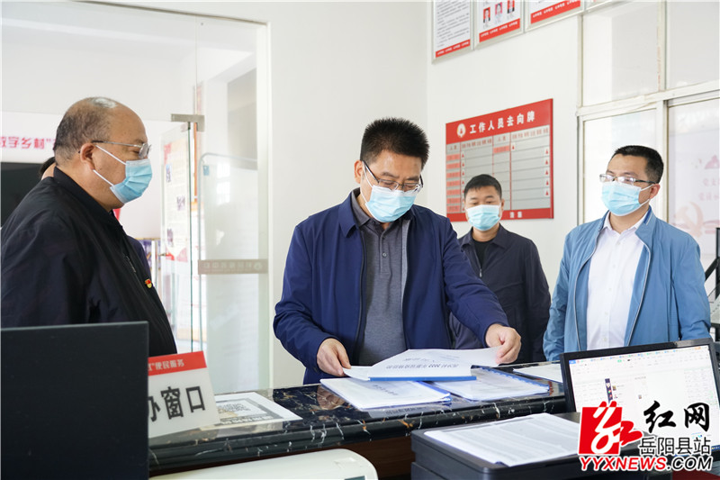 肖湘晖在筻口镇西冲村查看乡村振兴资料台账.jpg