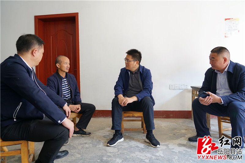 肖湘晖在新开镇走访慰问监测户.jpg