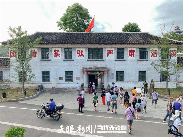 游客在朱砂古镇游览，体验80年代的怀旧主题.jpg