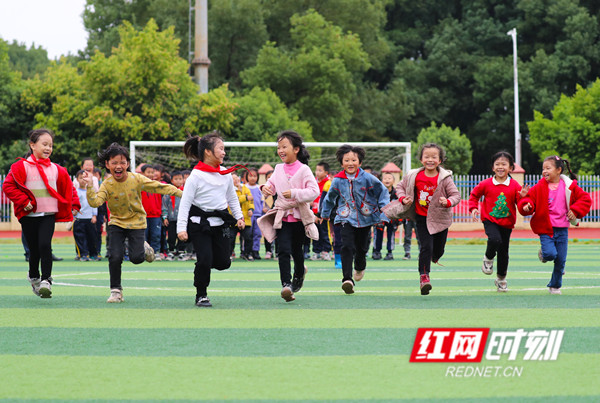 双减后，新田县双碧小学孩子们在做游戏_副本.jpg