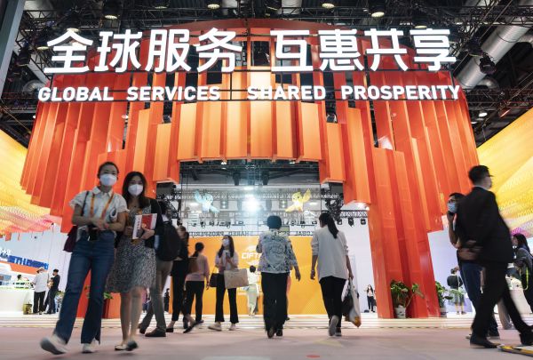9月1日，观众在2022年中国国际服务贸易交易会上参观中国服务贸易成就展专区。（才扬 摄）