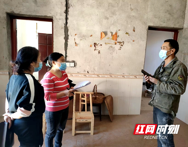 积极配合镇村干部对外出返村人员全面进行摸排。.jpg