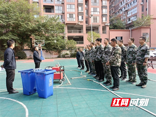 图一燕泉街道党工委书记朱东检验应急队伍响应能力。.jpg