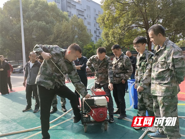 图三应急队员现场操作灭火神器。.jpg