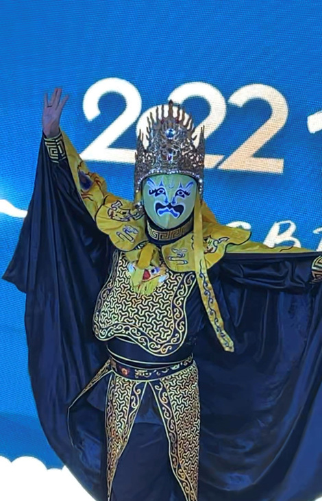 沙特记者伊曼对中国传统文化深感兴趣，这是她手机中川剧变脸的随手拍。受访者供图