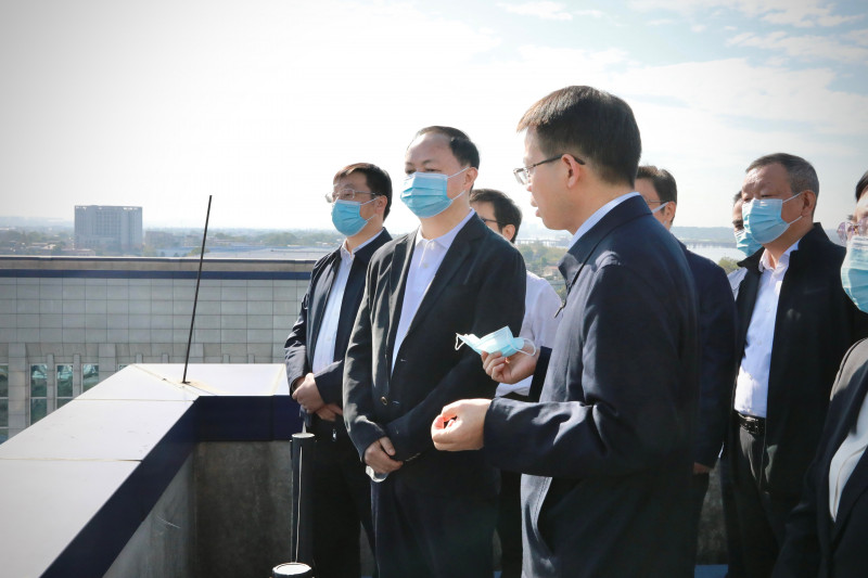 20日，市委副书记、市长郑建新到长株潭一体化南部融城片区调研，强调要站在人与自然和谐共生的高度谋划发展，彰显“山水洲城”独特风貌，打造品质城市最美滨江天际线。刘书勤 摄