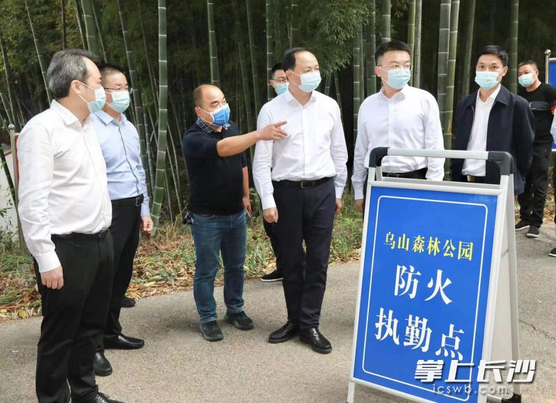 21日，郑建新来到乌山森林公园、象鼻窝森林公园森林防火执勤点，检查人员值守、防火宣传、火源管控等方面情况。 刘书勤 摄