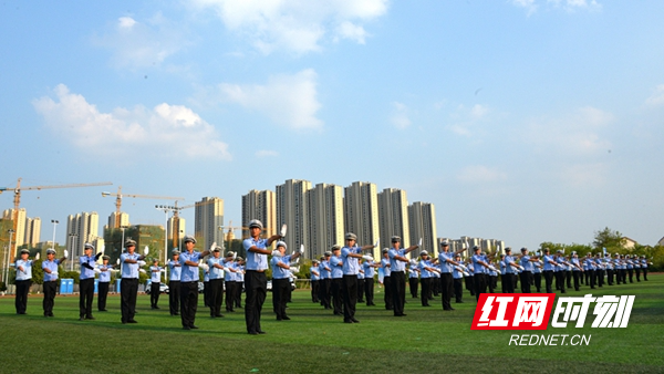 实战大练兵交通手势指挥训练  （唐芳摄）.JPG