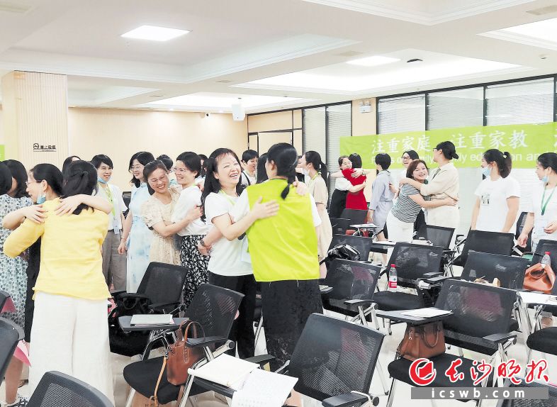 在开福区妇联2022年“崇德尚福”家庭教育导师培训中，学员正在老师的指导下进行课堂互动。　　开福区妇联 供图