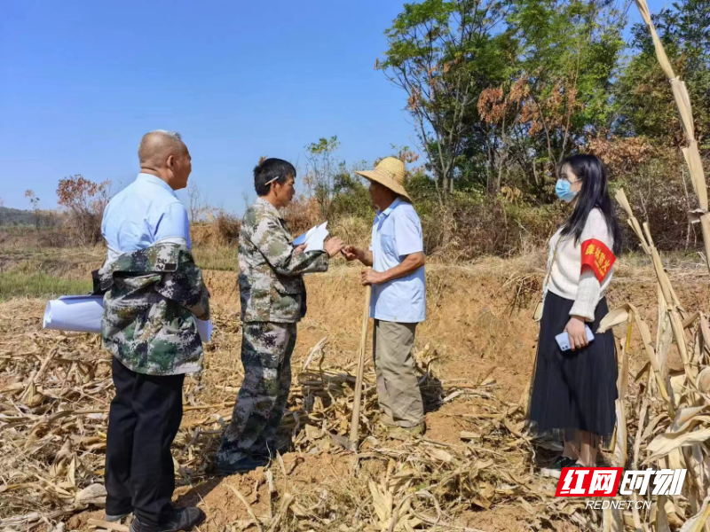 深入林间地头与农户宣传森林防火.jpg