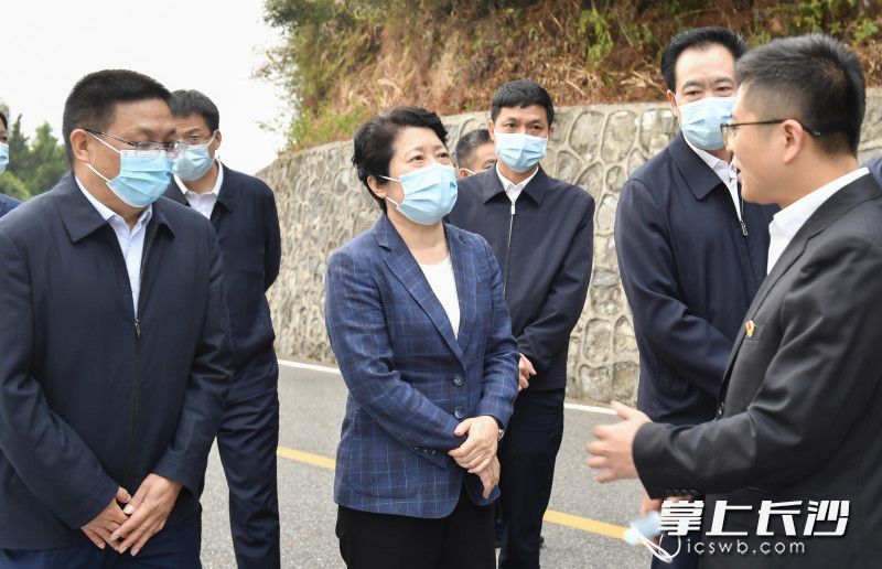 吴桂英在沩山乡沩山社区陈家组毗卢峰督导森林防火等工作。 吴桂英在沩山乡沩山社区陈家组毗卢峰督导森林防火等工作。