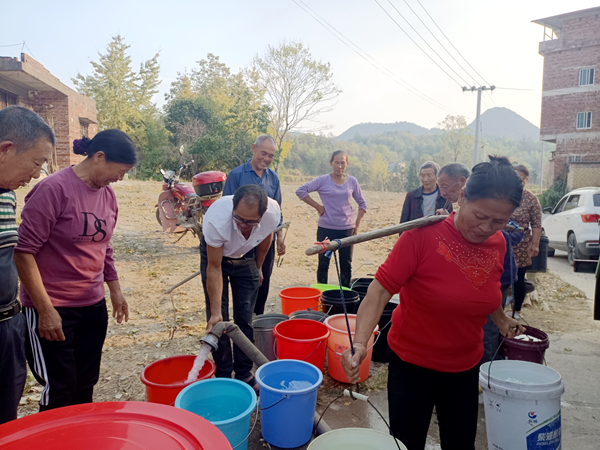 双牌县麻江镇：抗旱减灾  紧急送水润民心_副本.png