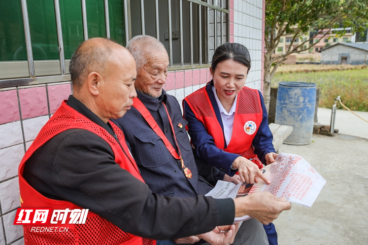 2022年10月28日，蓝山县所城镇军屯村，党员志愿者为老党员宣讲党的二十大精神。.jpg