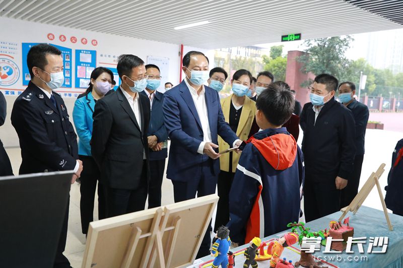 郑建新来到雨花区长塘里阳光小学，检查学校安防设施建设。