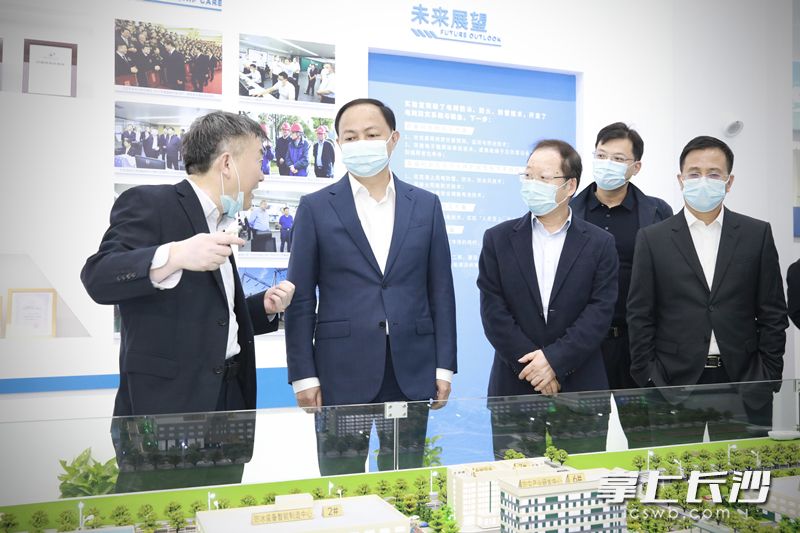 郑建新一行先后在湖南湘电试研防灾科技产业园详细了解项目建设情况。图片均为刘书勤摄