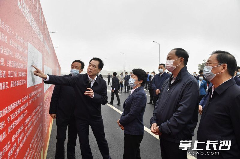 会前，吴桂英一行来到常益长铁路高铁站房及路网配套工程项目拉练观摩。