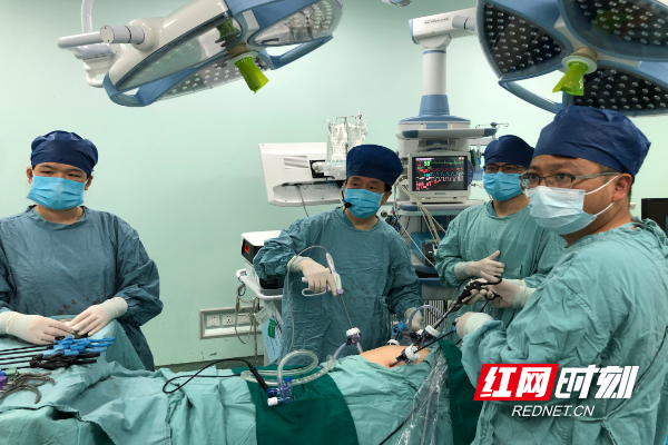 2  黄忠诚主任医师团队演示腹腔镜下复杂低位直肠癌根治术。.jpg
