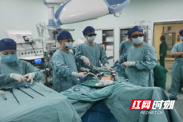 4  肖志刚主任团队演示3D腹腔镜左半结肠癌根治术。.jpg