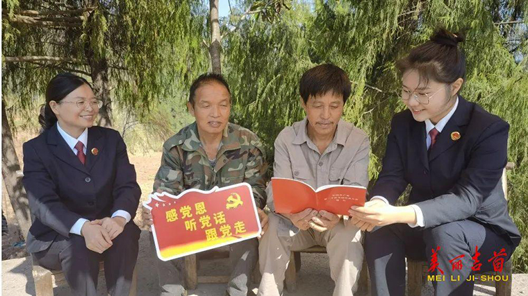 吉首:检察干警走进土家苗寨与村民热议党的二十大报告3.jpg 吉首:检察干警走进土家苗寨与村民热议党的二十大报告3.jpg