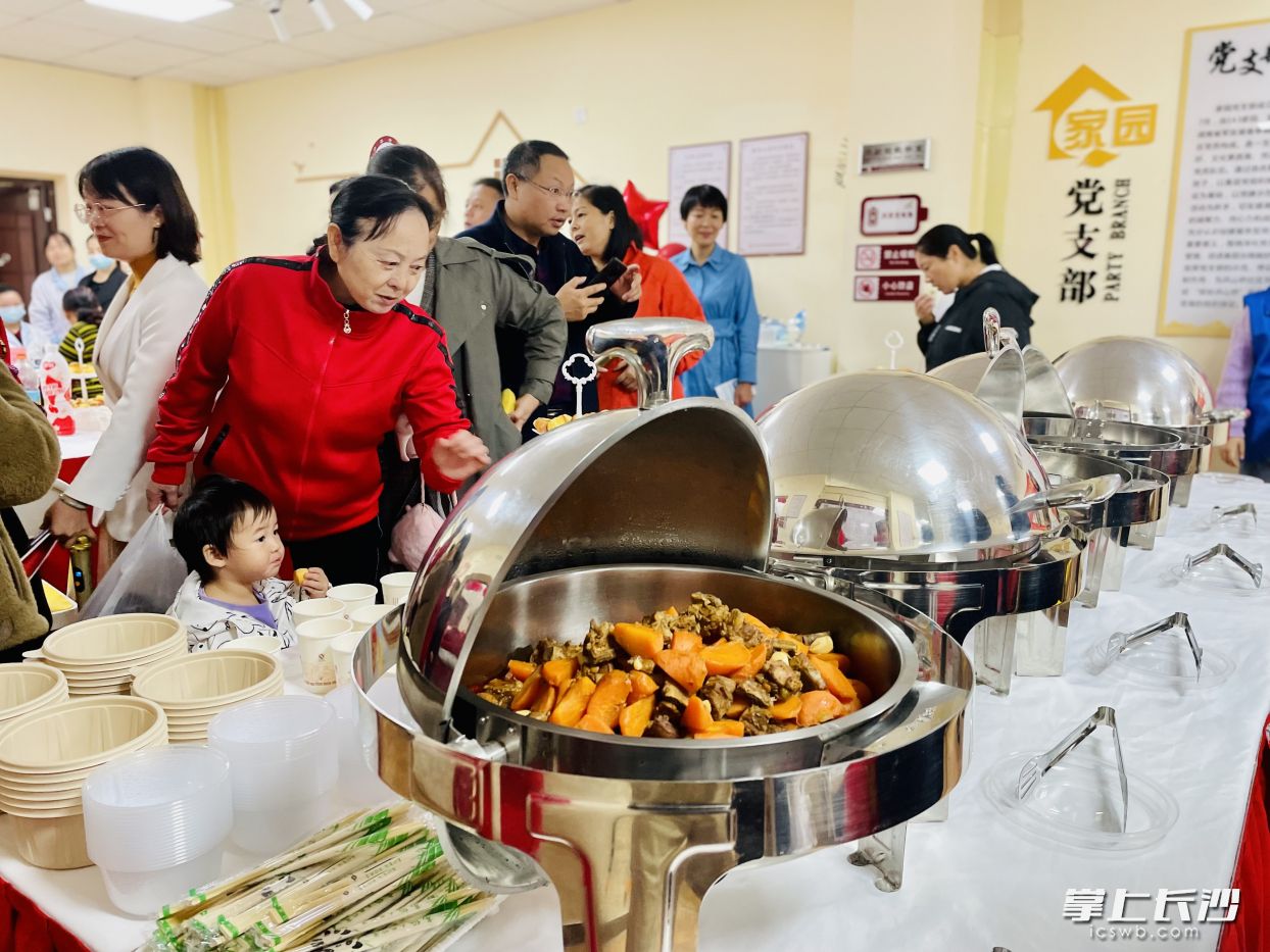 开福区社区养老机构开重阳宴，热菜冷碟、水果点心丰盛可口。 长沙晚报全媒体记者 李卓 摄