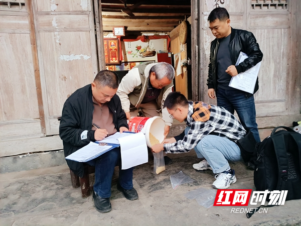 县发改局干部入户开展新粮质量安全监测扦样工作现场。.jpg