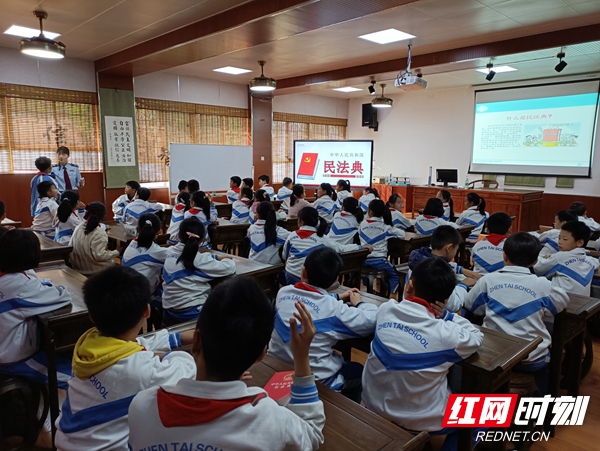 2021年韶山“蓝丝带”税收维权志愿者在实验中学民法典宣传.jpg