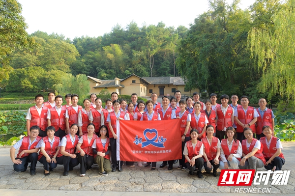 韶山“蓝丝带”税收维权志愿者集体合照2.jpg 韶山“蓝丝带”税收维权志愿者集体合照2.jpg