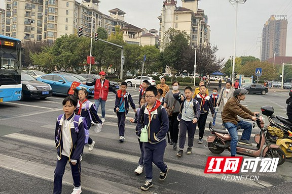 龙洲路与海棠路交叉口-市自然资源和规划局-践行文明行为促进条例-志愿服务活动.marked.jpg