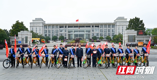 2022年韶山“蓝丝带”税收维权志愿者通过绿色骑行的方式普法宣传.jpg