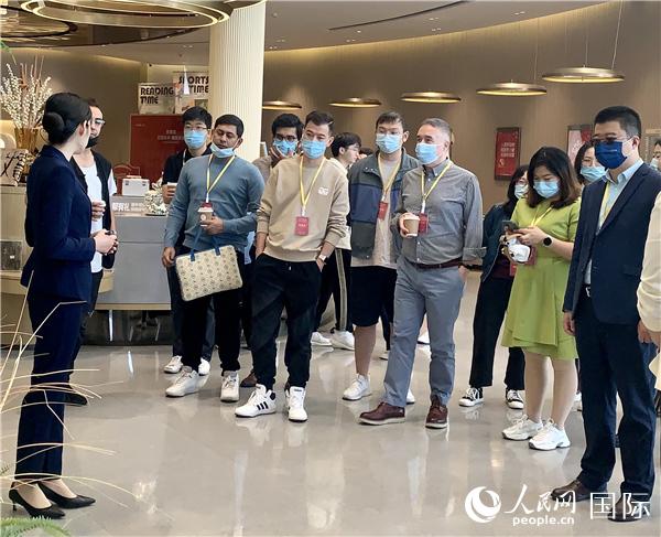 国际媒体采访团探访嘉兴市南湖区渔里未来社区。人民网记者武侠 摄