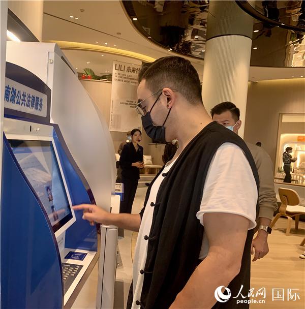 居民可以24时利用智能设施办理事务。人民网记者武侠 摄