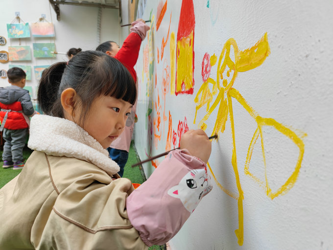 楚江二幼孩子们尽情涂鸦.jpg