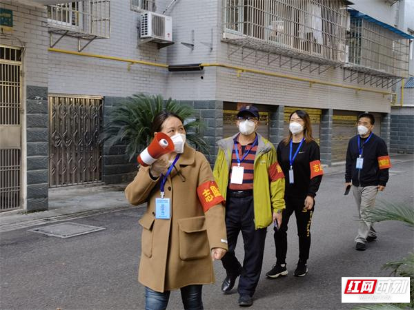 防疫巡逻宣传小分队在走街串巷地巡逻宣传抗疫政策、防疫知识_看图王.jpg