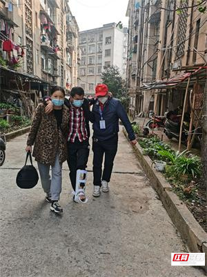 党校志愿者送骨折出院病人回家_看图王.jpg