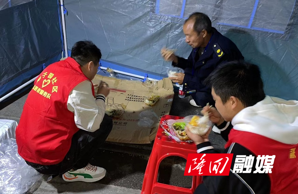 刘时局和志愿者一起参与社区卡点执勤.jpg 刘时局和志愿者一起参与社区卡点执勤.jpg