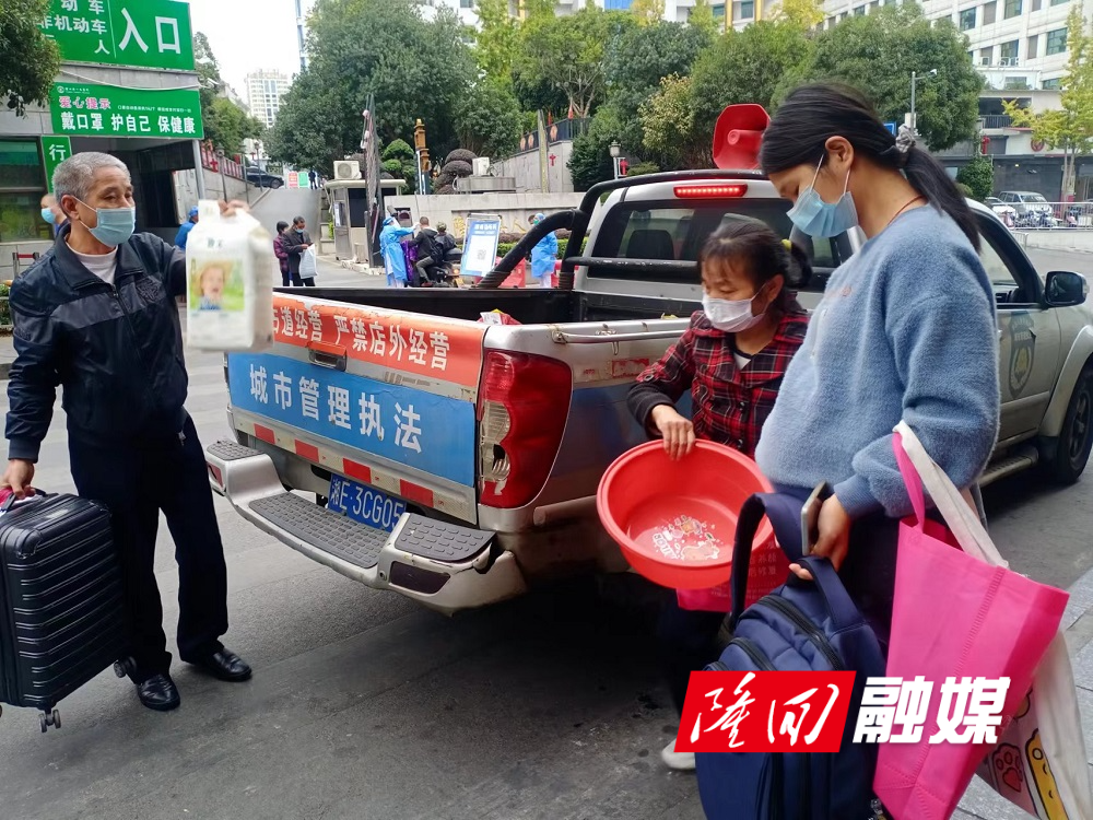 协调城管后勤保障车辆及时将一名临盆孕妇送到县人民医院产子.jpg 协调城管后勤保障车辆及时将一名临盆孕妇送到县人民医院产子.jpg