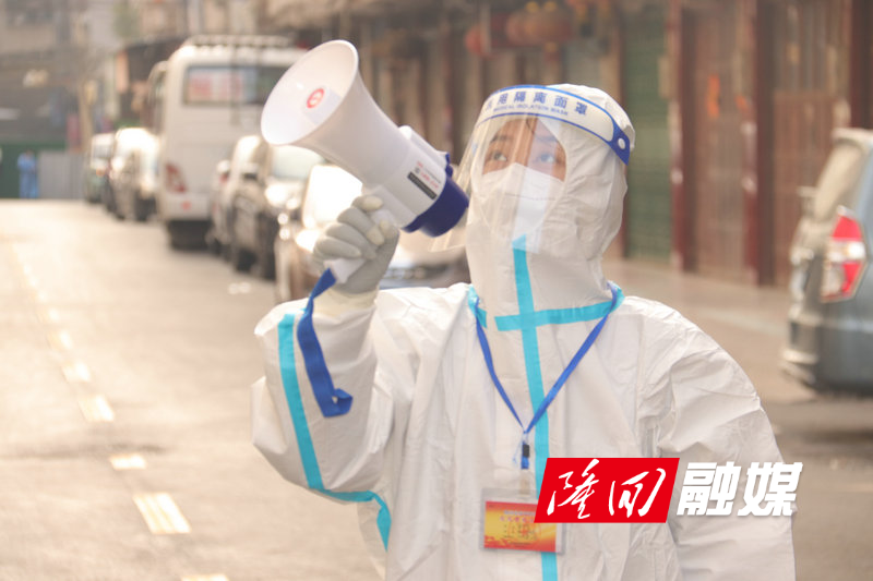 1入党积极分子罗竹青在小区宣传疫情防控政策.jpg