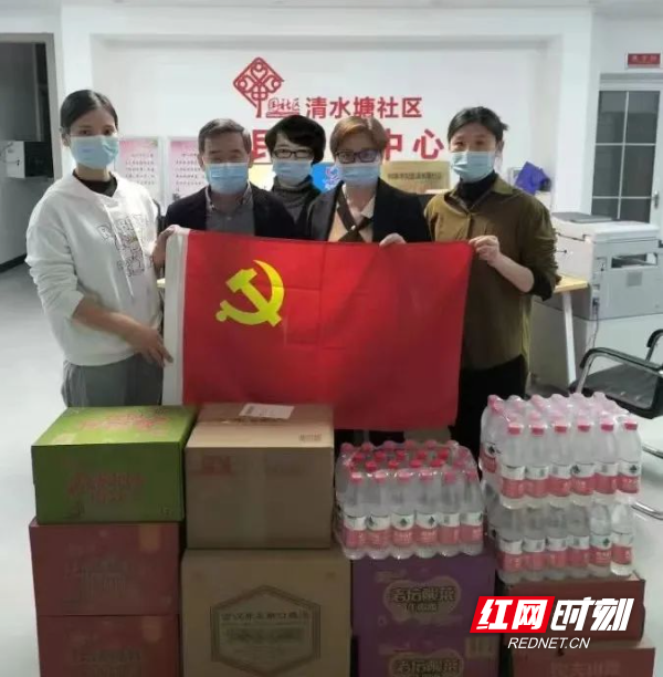 郭自元委员（右三）向社区捐赠物资.jpg