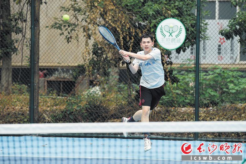 在王府花园小区，小区居民在改建之后的网球场打球。　　均为黄启晴 摄