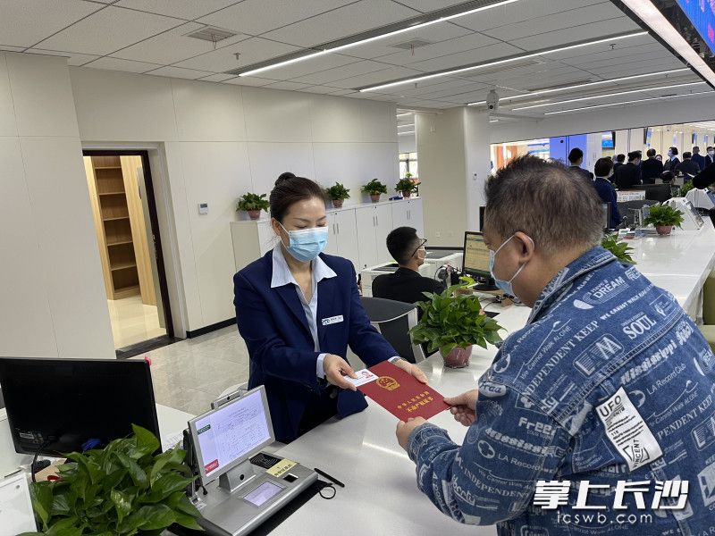 11月7日，不动产登记雨花点正式启用，全市已有8个网点供市民就近办理业务。长沙晚报全媒体记者 刘攀 摄