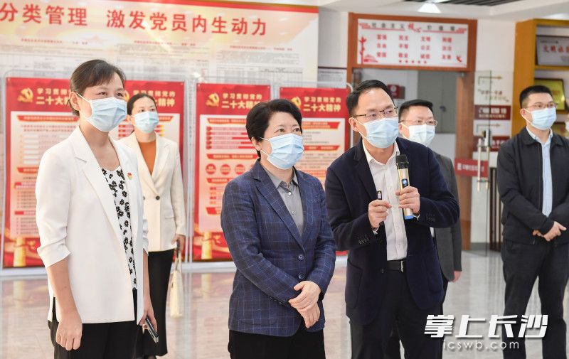 吴桂英了解社区学习宣传贯彻党的二十大精神情况。