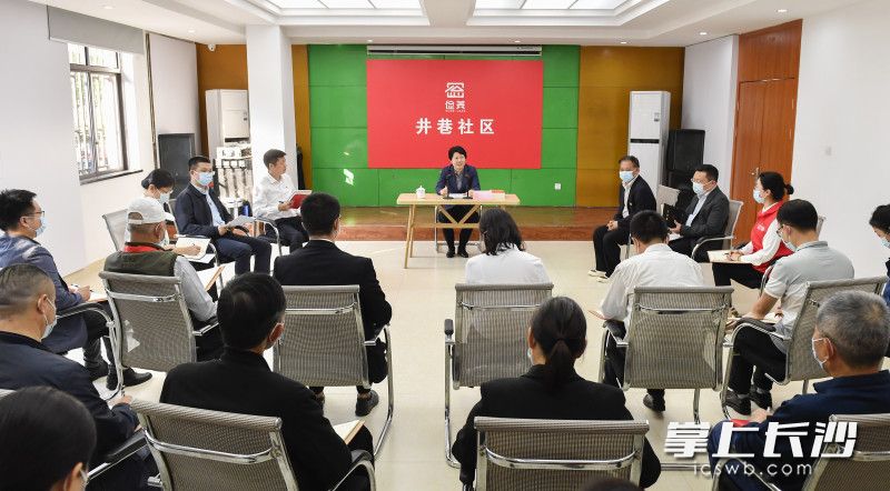 11月8日下午，省委常委、市委书记吴桂英来到雨花区井湾子街道井巷社区宣讲党的二十大精神。均为长沙晚报全媒体记者 余劭劼 摄
