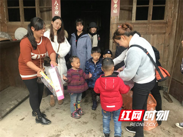 2018年12月，北京御园幼儿园志愿服务团队与部分亲子奔赴怀化会同县堡子镇中心幼儿园，为贫困幼儿家庭送上爱心募捐的款项共计11100元.jpg