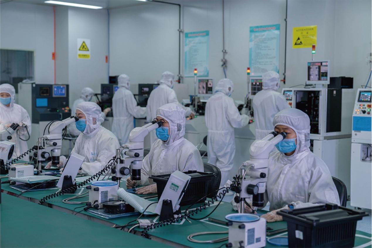 河北圣昊光电科技有限公司芯片加工车间,员工正在进行最后一道工序人工镜检。受访者供图