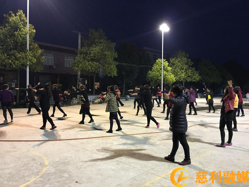 广场舞.jpg