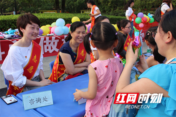 2019年6月，北京御园幼儿园联合望岳片组14所公民办姊妹园，为周边社区居民提供了形式多样的学前教育宣传志愿服务.jpg