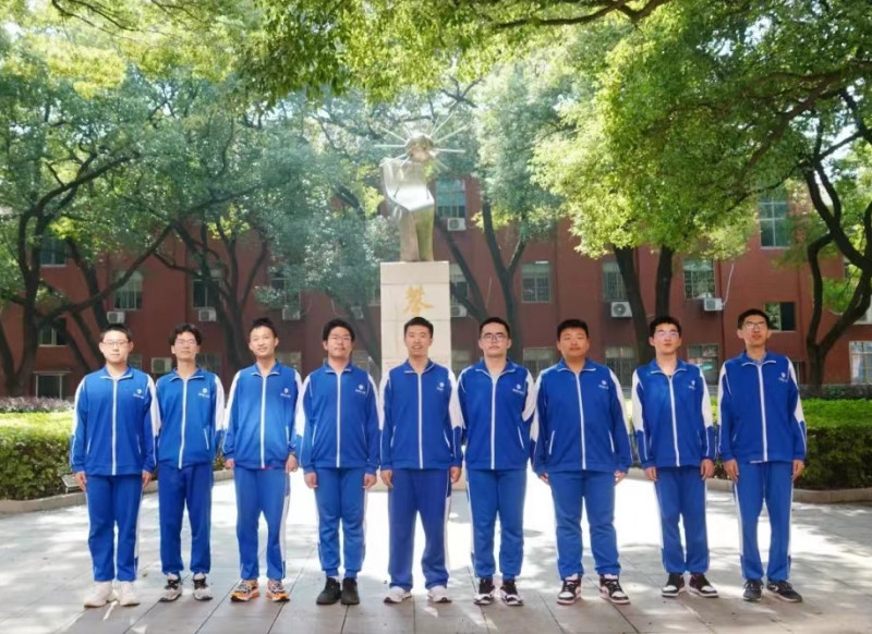 湖南师大附中在第39届全国中学生物理竞赛中共获得4金5银，这是获奖的9位同学。
