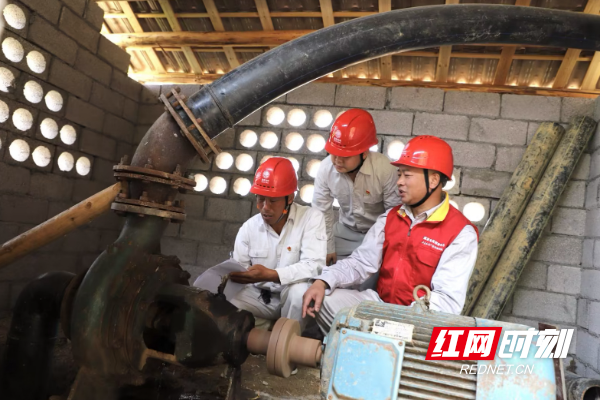 9月18日，新邵县潭府供电所的工作人员在水泵房帮助排查供电安全隐患，确保抗旱抽水可靠供电.jpg