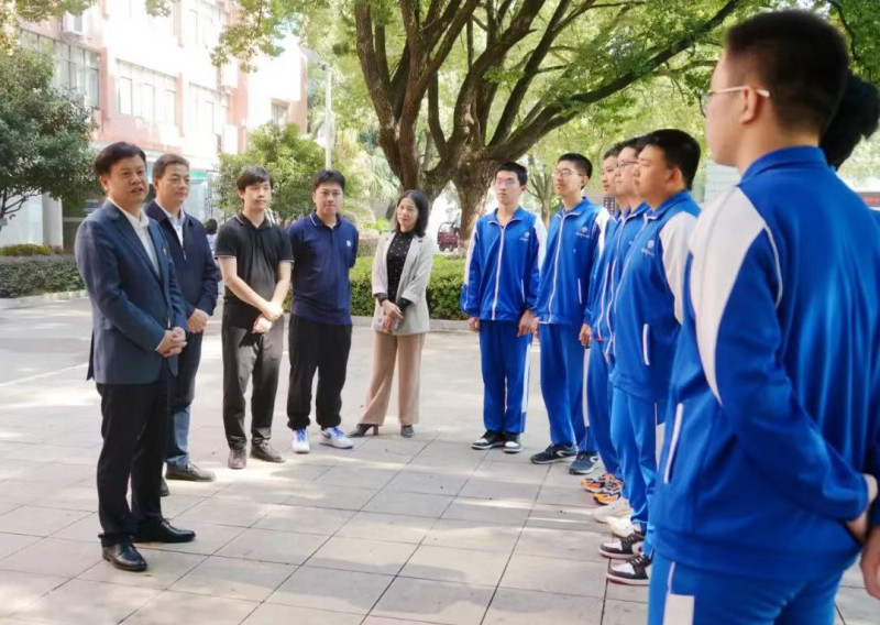 湖南师大附中校长谢永红（左一）与此次获奖的同学交流。