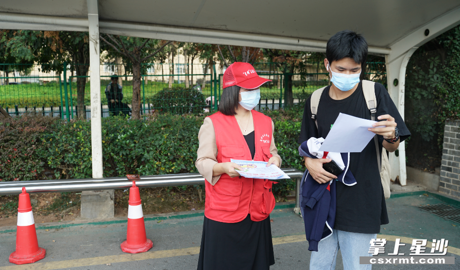 长沙县交通运输局“星锋”党员志愿者发放倡议书。均为罗镝 摄